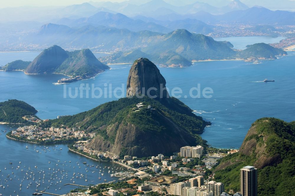 Luftaufnahme Rio de Janeiro - Felsen- und Berglandschaft Monumento Natural Dos Morros Do Pao De Acúcar e Da Urca in Rio de Janeiro in Brasilien