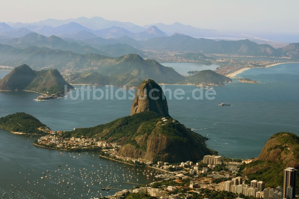 Rio de Janeiro aus der Vogelperspektive: Felsen- und Berglandschaft Monumento Natural Dos Morros Do Pao De Acúcar e Da Urca in Rio de Janeiro in Brasilien