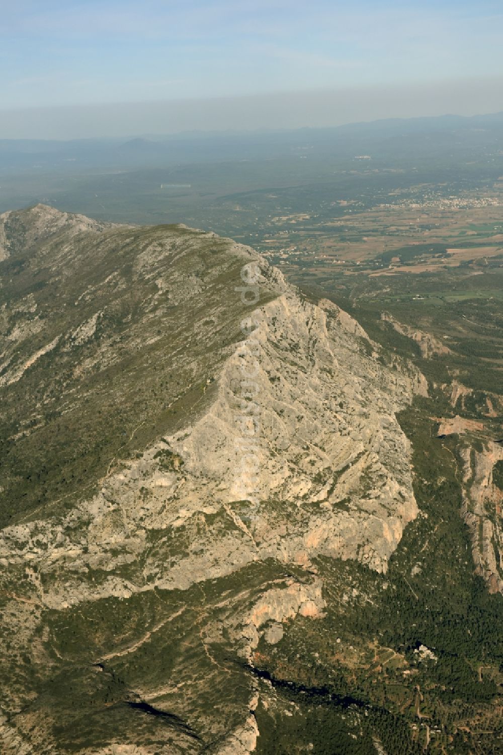 Luftbild Beaurecueil - Felsen- und Berglandschaft im Naturschutzgebiet Réserve Naturelle de Sainte-Victoire in Beaurecueil in Provence-Alpes-Cote d'Azur, Frankreich