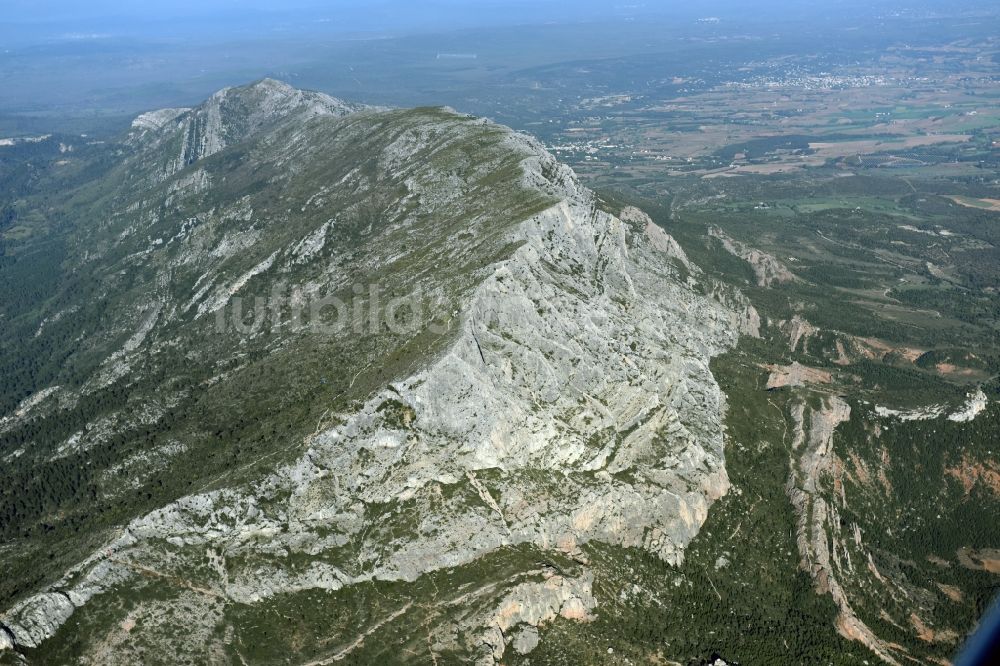 Luftaufnahme Beaurecueil - Felsen- und Berglandschaft im Naturschutzgebiet Réserve Naturelle de Sainte-Victoire in Beaurecueil in Provence-Alpes-Cote d'Azur, Frankreich