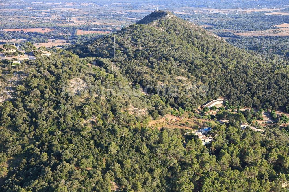 Puig de Santa Magdalena Inca von oben - Felsen- und Berglandschaft Puig de Santa Magdalena Inca in Mallorca auf der balearischen Mittelmeerinsel Mallorca, Spanien