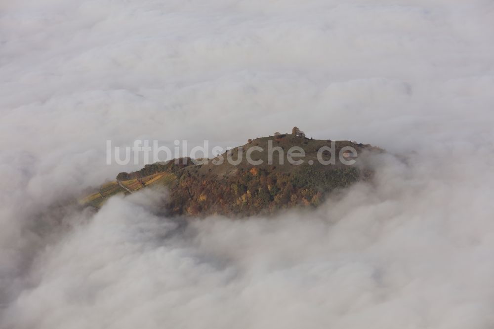 Wiesensteig aus der Vogelperspektive: Felsen- und Berglandschaft der Schwäbischen Alp mit Hochnebel- Wolkenschichten bei Wiesensteig im Bundesland Baden-Württemberg