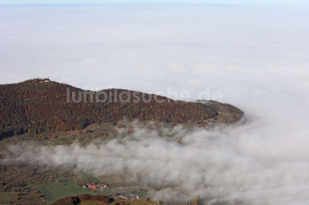 Luftbild Wiesensteig - Felsen- und Berglandschaft der Schwäbischen Alp mit Hochnebel- Wolkenschichten bei Wiesensteig im Bundesland Baden-Württemberg