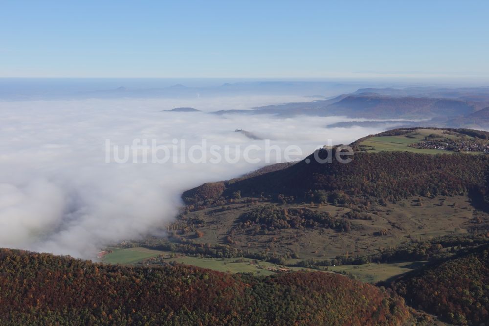 Luftaufnahme Wiesensteig - Felsen- und Berglandschaft der Schwäbischen Alp mit Hochnebel- Wolkenschichten bei Wiesensteig im Bundesland Baden-Württemberg