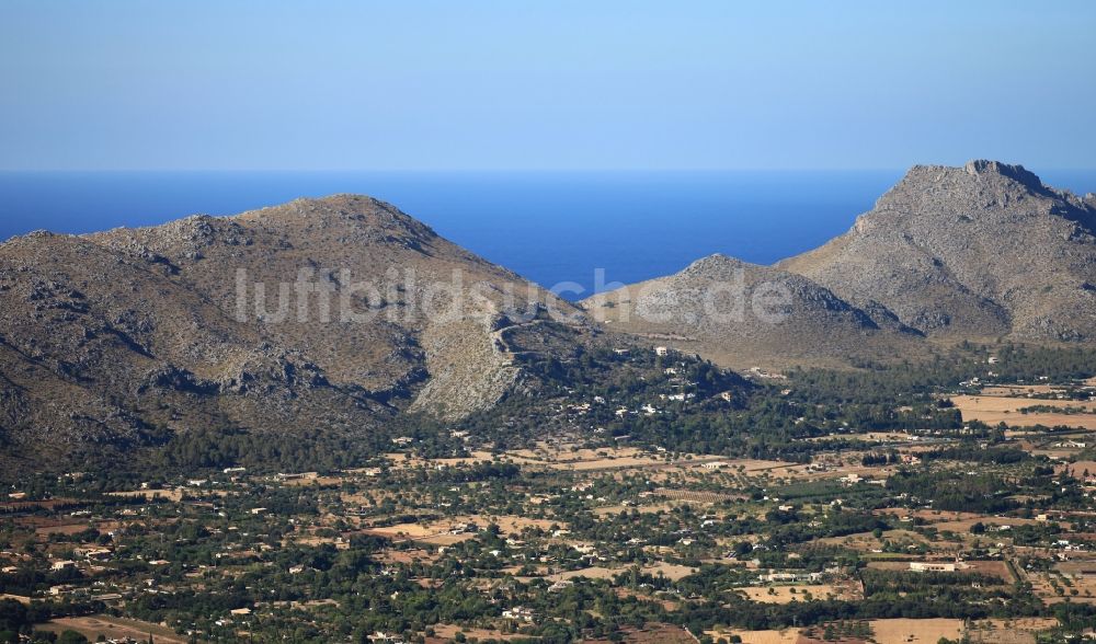 Pollença von oben - Felsen- und Berglandschaft Serra de Tramuntana bei Pollenca auf der balearischen Mittelmeerinsel Mallorca, Spanien