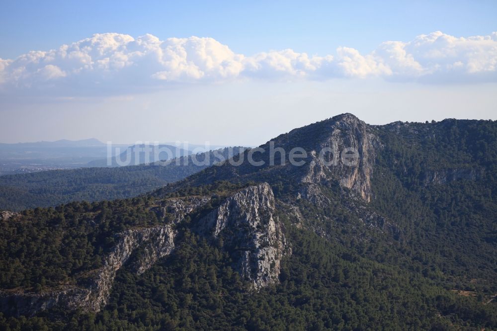 Luftaufnahme Pollença - Felsen- und Berglandschaft Serra de Tramuntana bei Pollenca auf der balearischen Mittelmeerinsel Mallorca, Spanien