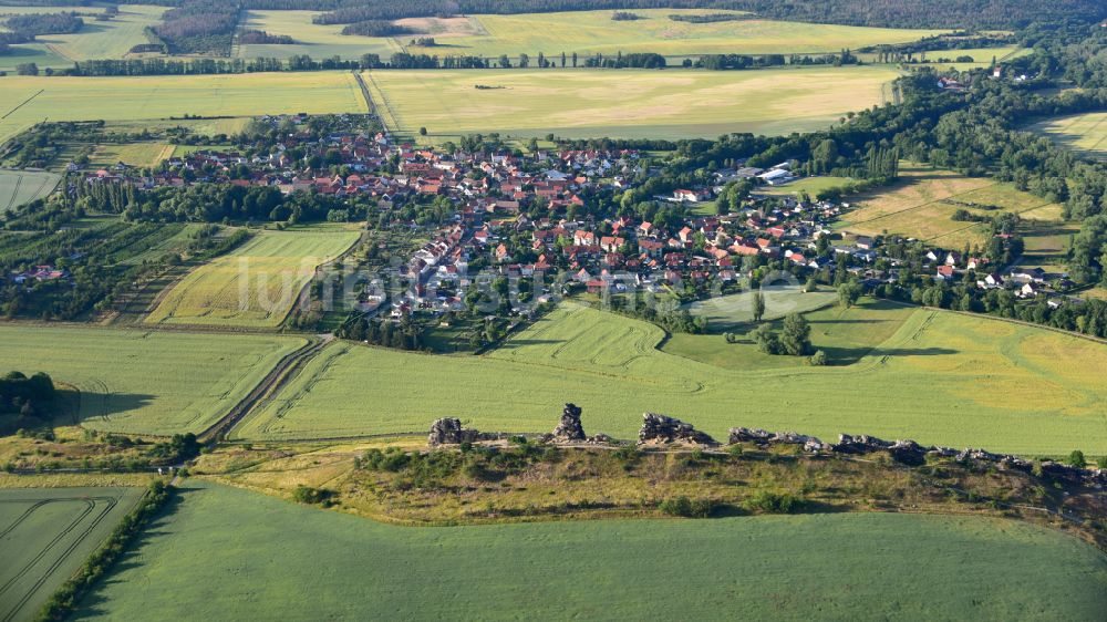 Luftaufnahme Thale - Felsen- und Berglandschaft Teufelsmauer Weddersleben in Thale im Bundesland Sachsen-Anhalt, Deutschland