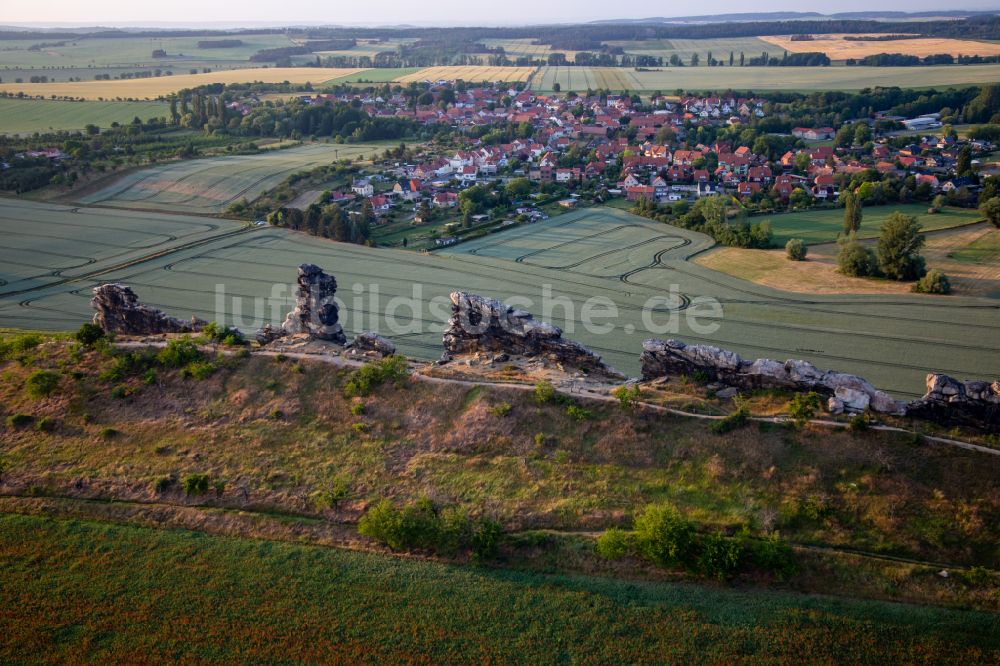 Luftaufnahme Thale - Felsen- und Berglandschaft Teufelsmauer Weddersleben in Thale im Bundesland Sachsen-Anhalt, Deutschland