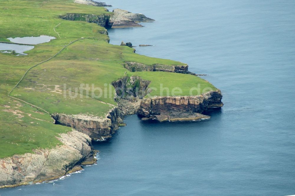 Luftbild Lerwick - Felsen an der Küste der Shetlands bei Lerwick in der Nordsee