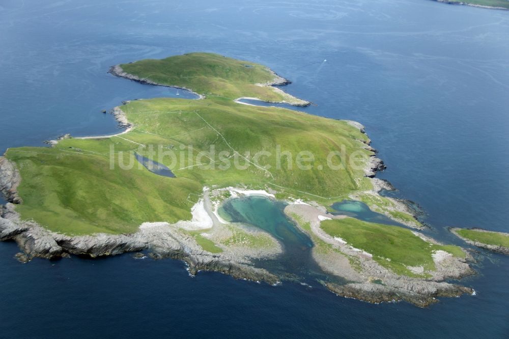 Lerwick von oben - Felsen an der Küste der Shetlands bei Lerwick in der Nordsee