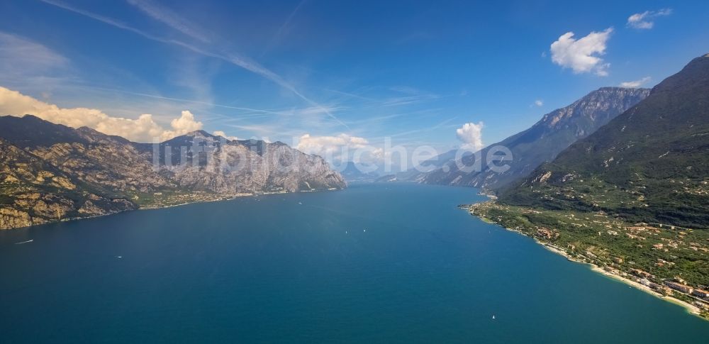 Luftbild Malcesine - Felsen- Küsten- Landschaft am Gardasee in Malcesine, Italien