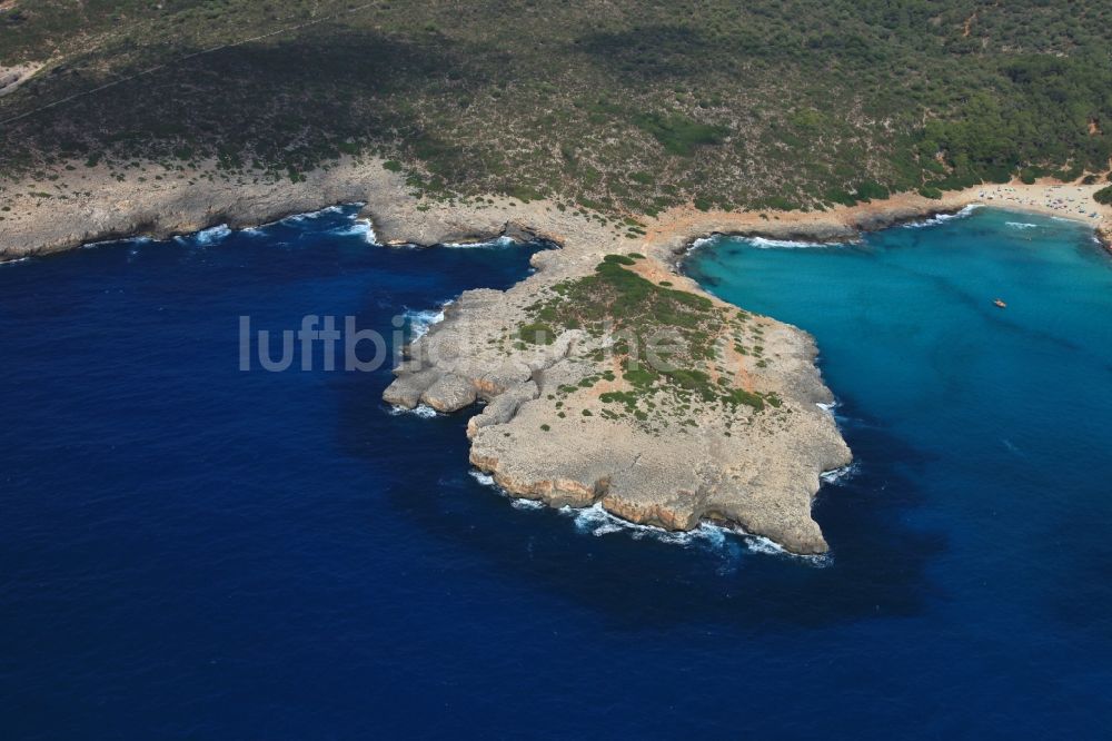 Punta de LLevant aus der Vogelperspektive: Felsen- Küsten- Landschaft Halbinsel an der Punta de LLevant bei der Cala Varques in Mallorca auf der balearischen Mittelmeerinsel Mallorca, Spanien