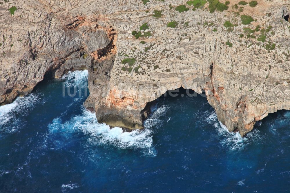 Manacor aus der Vogelperspektive: Felsen- Küsten- Landschaft mit Höhlen an der Steilküste Cales de Mallorca in Manacor auf der balearischen Mittelmeerinsel Mallorca, Spanien