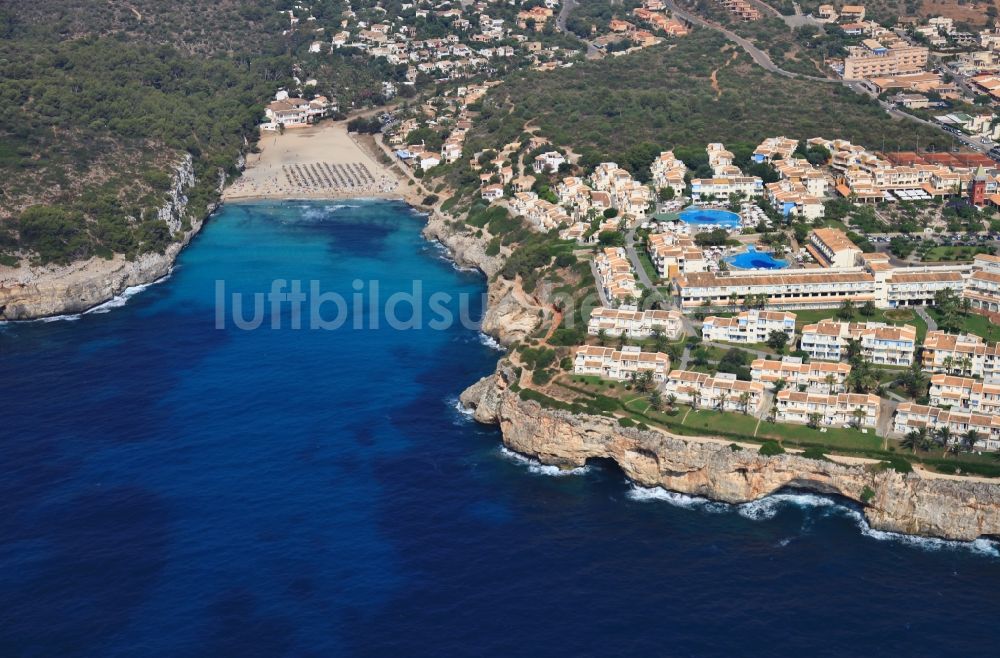 Luftbild Cala s'Estany d'en Mas - Felsen- Küsten- Landschaft an der Punta de LLevant bei der Cala Varques in Mallorca auf der balearischen Mittelmeerinsel Mallorca, Spanien