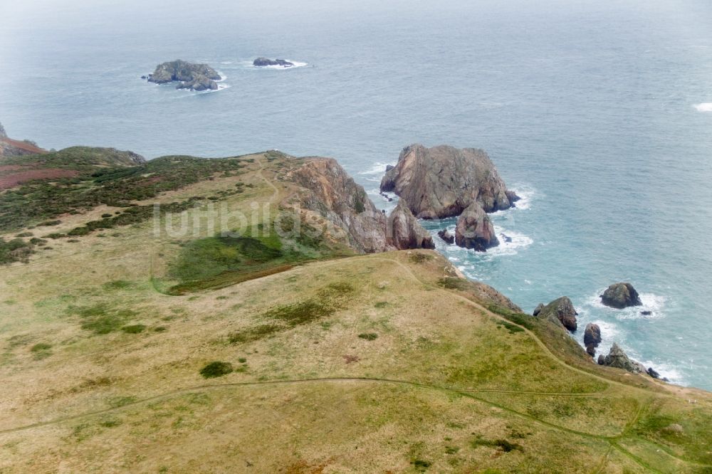 Aldernay aus der Vogelperspektive: Felsen- Küsten- Landschaft an der Steilküste Alderney, Guernsey