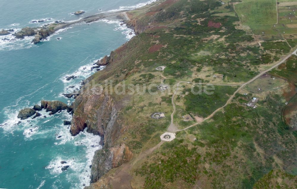 Luftbild Aldernay - Felsen- Küsten- Landschaft an der Steilküste Alderney, Guernsey