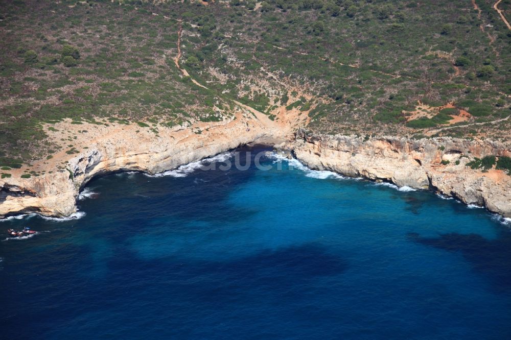 Luftbild Manacor - Felsen- Küsten- Landschaft an der Steilküste bei Porto Christo in Mallorca auf der balearischen Mittelmeerinsel Mallorca, Spanien