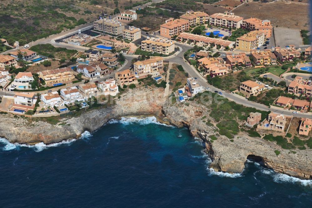 Luftaufnahme Cala Magrana - Felsen- Küsten- Landschaft an der Steilküste bei Porto Christo in Mallorca in Cala Magrana auf der balearischen Mittelmeerinsel Mallorca, Spanien