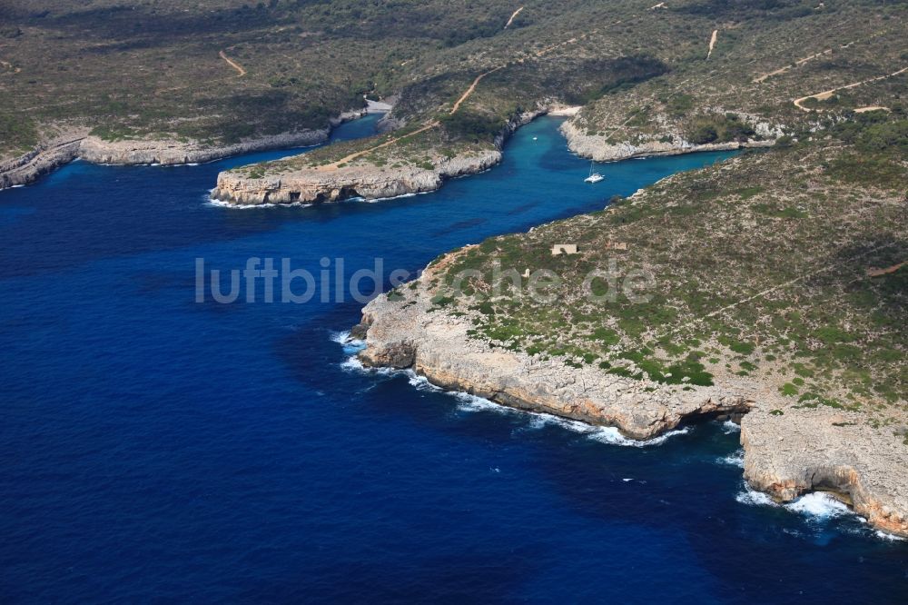 Luftaufnahme Manacor - Felsen- Küsten- Landschaft an der Steilküste bei Porto Christo zwischen Cala Magraner und Cala Pilota und Cala Virgili in Mallorca auf der balearischen Mittelmeerinsel Mallorca, Spanien