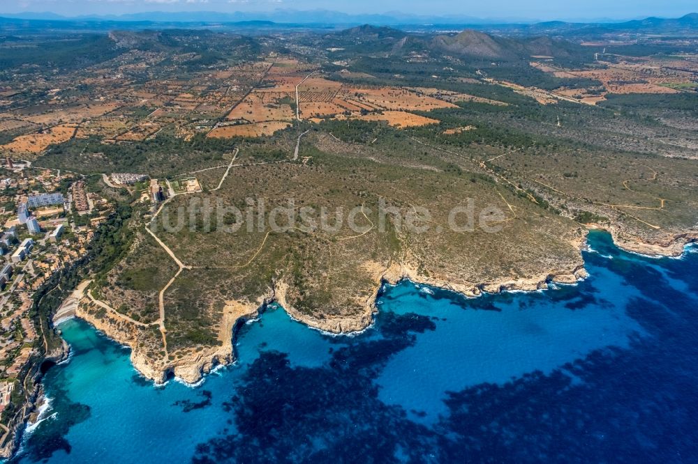 Cales de Mallorca von oben - Felsen- Küsten- Landschaft an der Steilküste an der Carrer de Cala Antena in Cales de Mallorca in Balearische Insel Mallorca, Spanien