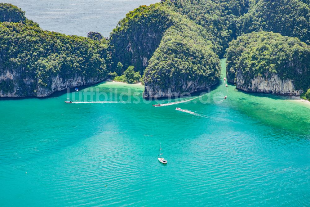 Nong Thale von oben - Felsen- Küsten- Landschaft an der Steilküste Hong Island in Nong Thale in Krabi, Thailand