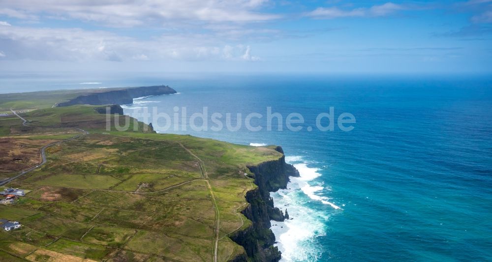 Moher von oben - Felsen- Küsten- Landschaft an der Steilküste Klippen von Moher in Moher in Clare, Irland