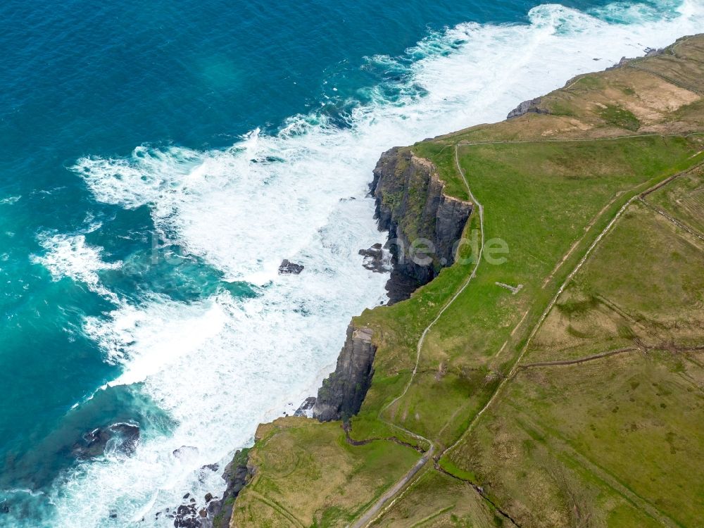 Luftbild Moher - Felsen- Küsten- Landschaft an der Steilküste Klippen von Moher in Moher in Clare, Irland