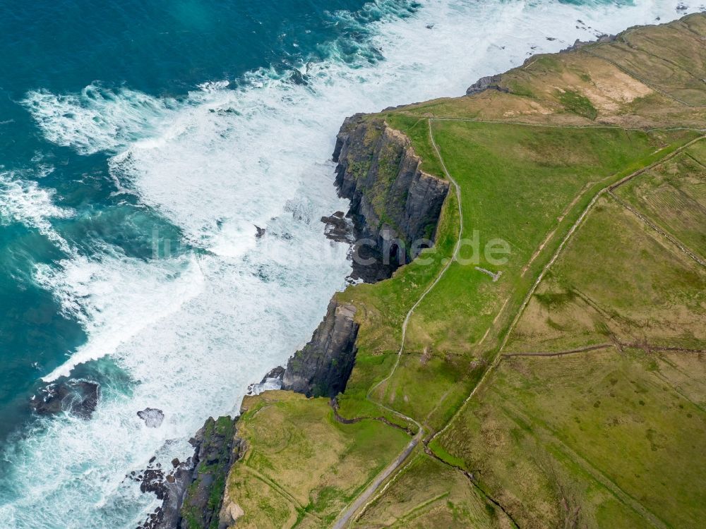 Luftaufnahme Moher - Felsen- Küsten- Landschaft an der Steilküste Klippen von Moher in Moher in Clare, Irland