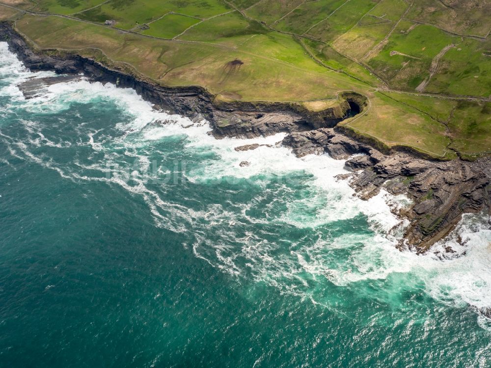 Moher aus der Vogelperspektive: Felsen- Küsten- Landschaft an der Steilküste Klippen von Moher in Moher in Clare, Irland