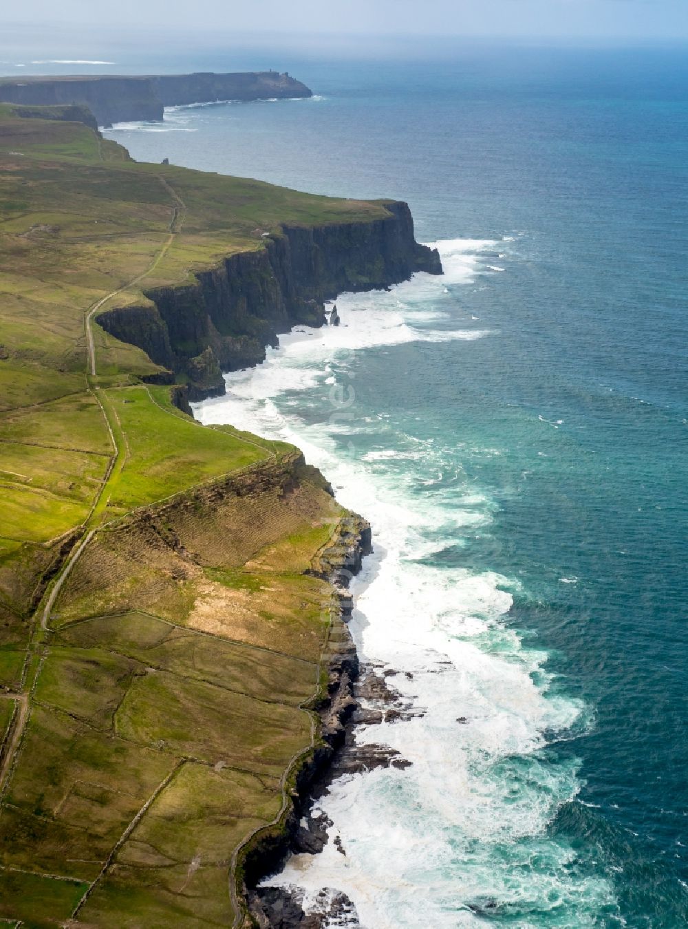 Luftaufnahme Moher - Felsen- Küsten- Landschaft an der Steilküste Klippen von Moher in Moher in Clare, Irland