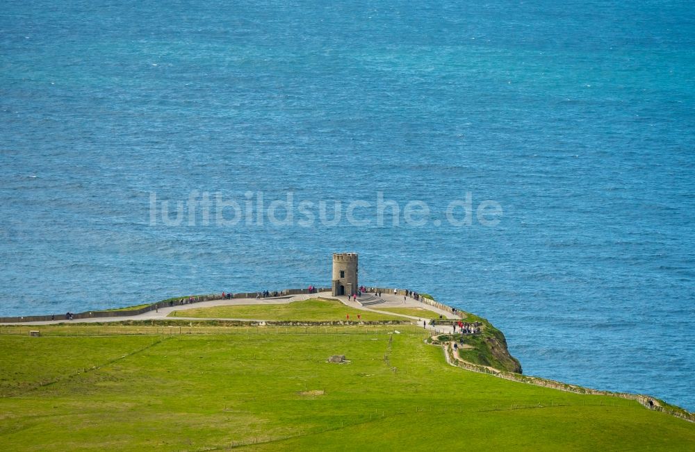 Moher von oben - Felsen- Küsten- Landschaft an der Steilküste Klippen von Moher in Moher in Clare, Irland