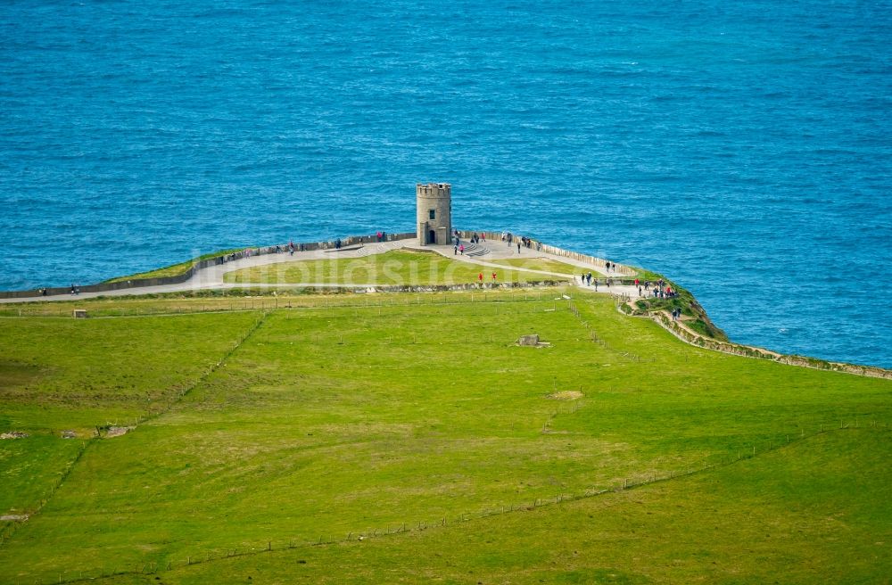 Moher aus der Vogelperspektive: Felsen- Küsten- Landschaft an der Steilküste Klippen von Moher in Moher in Clare, Irland