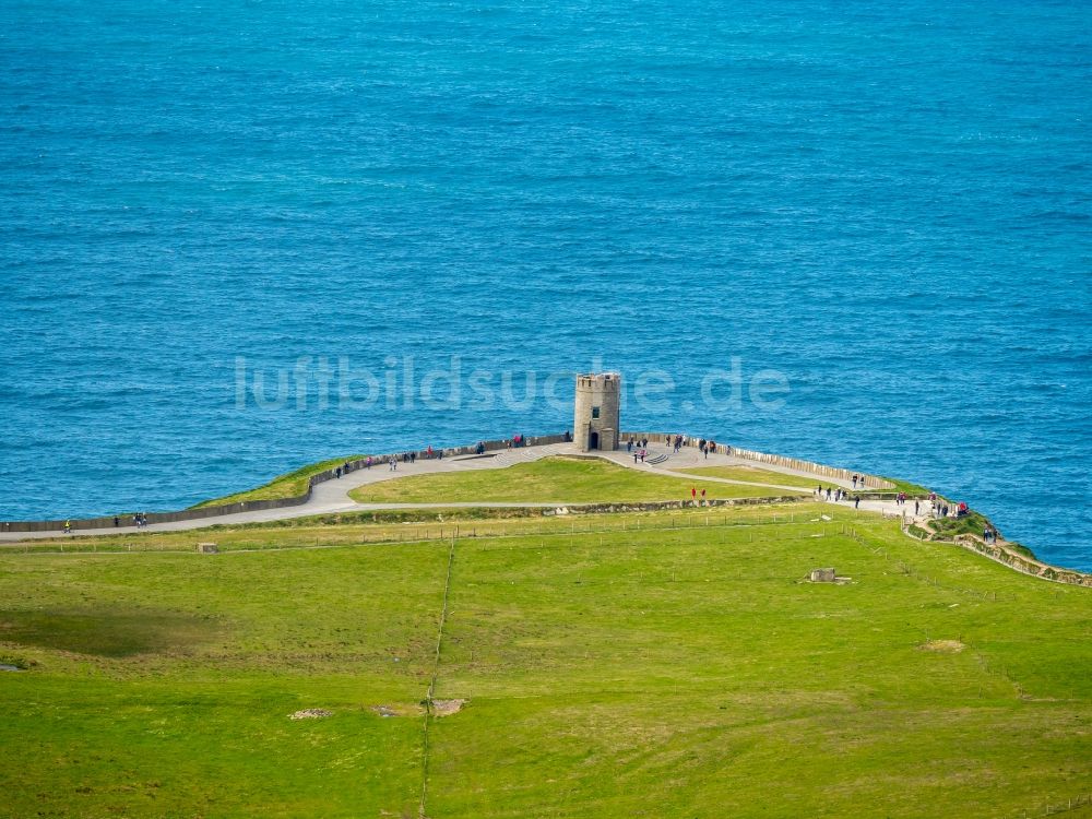 Luftaufnahme Moher - Felsen- Küsten- Landschaft an der Steilküste Klippen von Moher in Moher in Clare, Irland