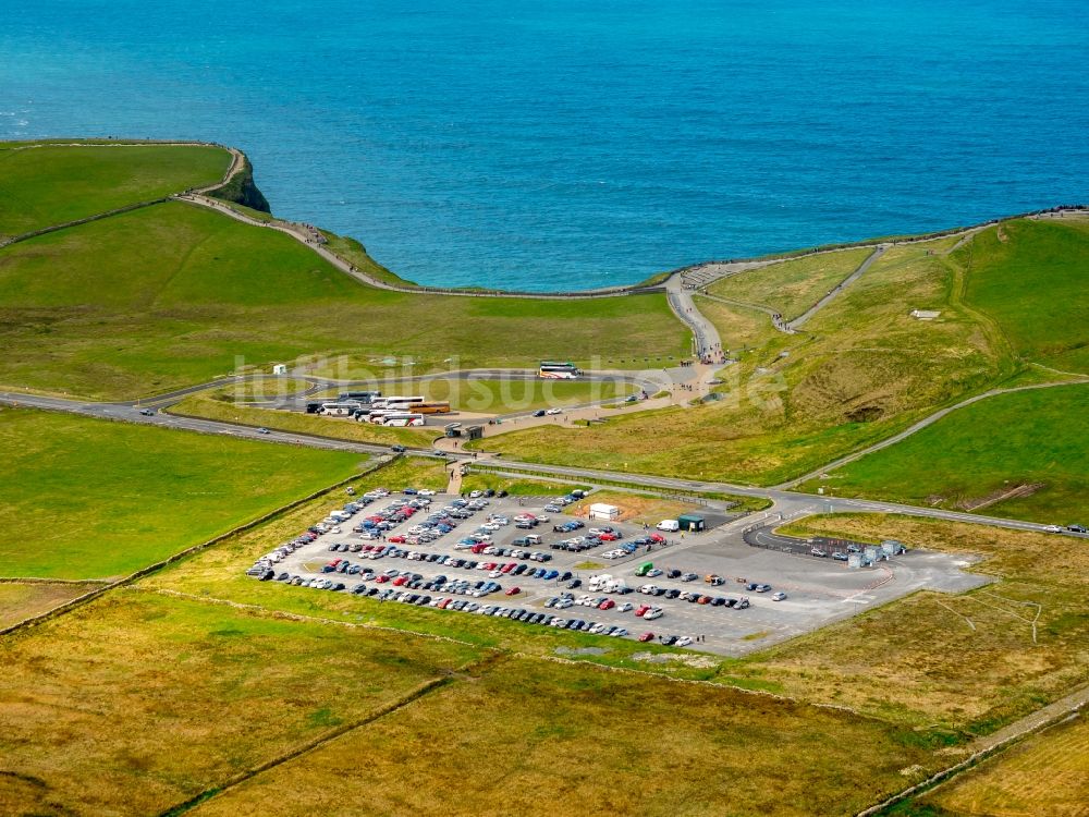 Moher von oben - Felsen- Küsten- Landschaft an der Steilküste Klippen von Moher in Moher in Clare, Irland