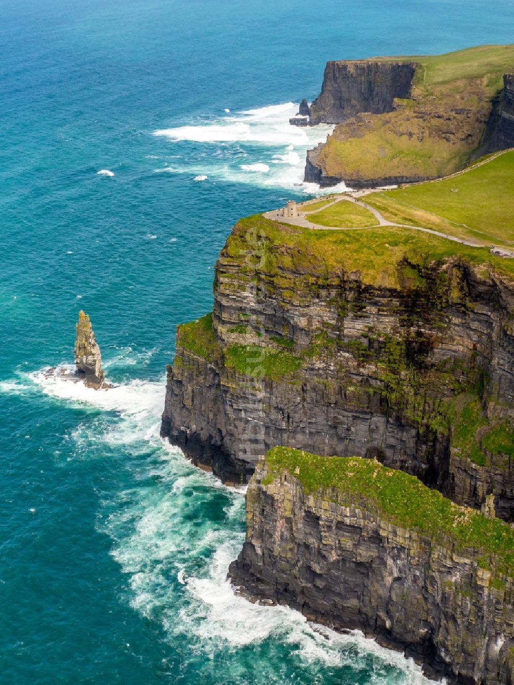 Moher aus der Vogelperspektive: Felsen- Küsten- Landschaft an der Steilküste Klippen von Moher in Moher in Clare, Irland