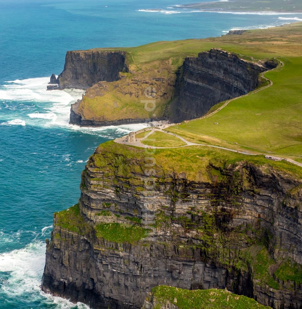 Luftaufnahme Moher - Felsen- Küsten- Landschaft an der Steilküste Klippen von Moher in Moher in Clare, Irland