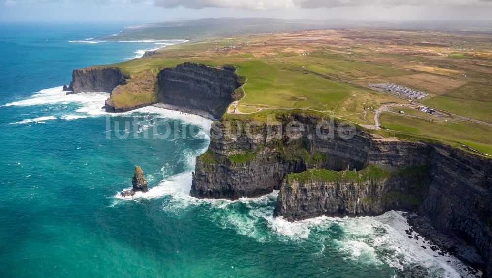 Moher von oben - Felsen- Küsten- Landschaft an der Steilküste Klippen von Moher in Moher in Clare, Irland