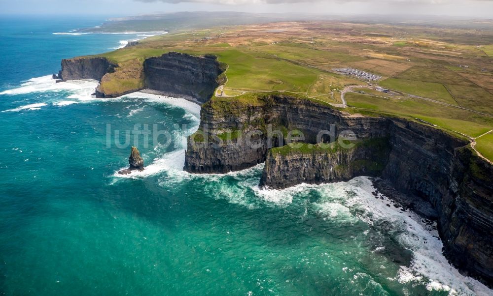 Moher aus der Vogelperspektive: Felsen- Küsten- Landschaft an der Steilküste Klippen von Moher in Moher in Clare, Irland