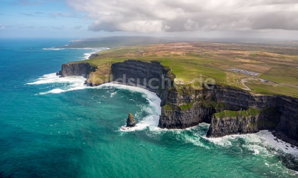 Luftbild Moher - Felsen- Küsten- Landschaft an der Steilküste Klippen von Moher in Moher in Clare, Irland