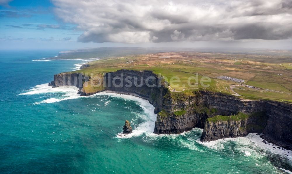 Luftaufnahme Moher - Felsen- Küsten- Landschaft an der Steilküste Klippen von Moher in Moher in Clare, Irland