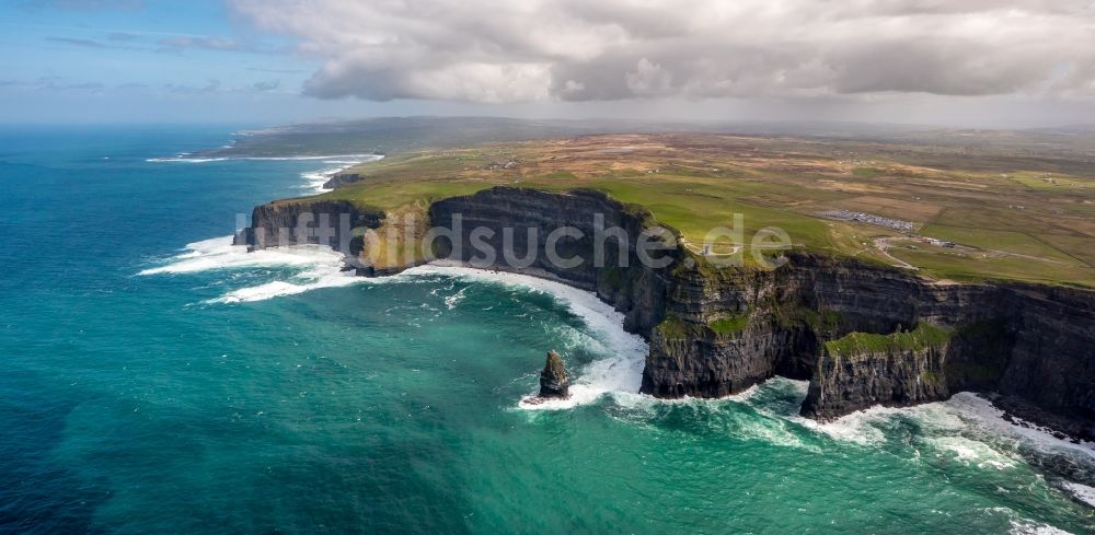 Moher von oben - Felsen- Küsten- Landschaft an der Steilküste Klippen von Moher in Moher in Clare, Irland