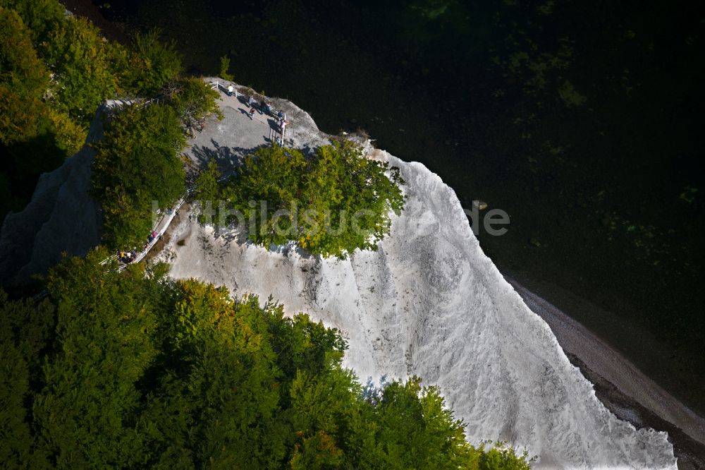 Luftaufnahme Lohme - Felsen- Küsten- Landschaft an der Steilküste - Kreidefelsen Königstuhl - in Lohme im Bundesland Mecklenburg-Vorpommern, Deutschland