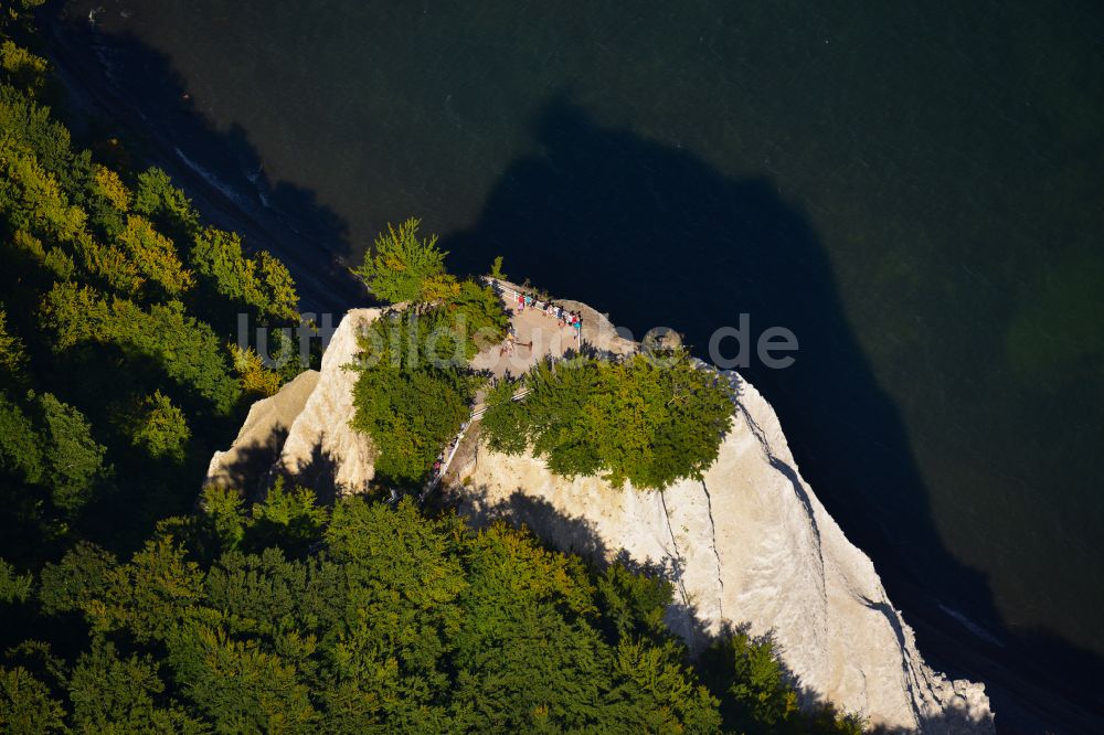 Luftaufnahme Lohme - Felsen- Küsten- Landschaft an der Steilküste - Kreidefelsen Königstuhl - in Lohme im Bundesland Mecklenburg-Vorpommern, Deutschland