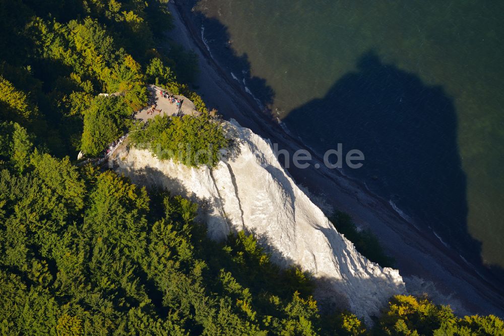 Lohme von oben - Felsen- Küsten- Landschaft an der Steilküste - Kreidefelsen Königstuhl - in Lohme im Bundesland Mecklenburg-Vorpommern, Deutschland