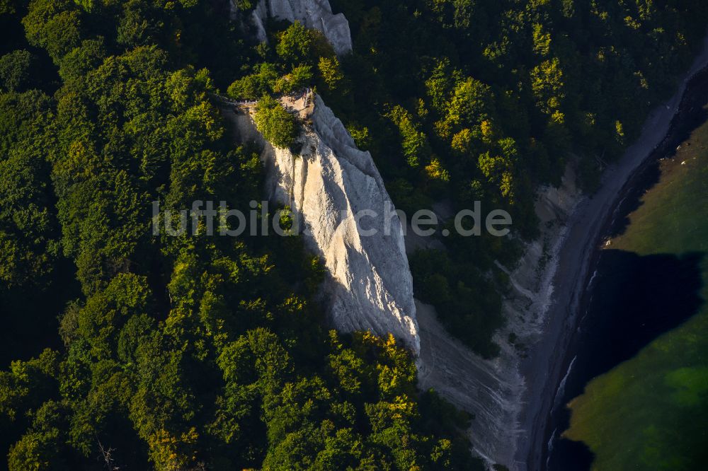 Lohme aus der Vogelperspektive: Felsen- Küsten- Landschaft an der Steilküste - Kreidefelsen Königstuhl - in Lohme im Bundesland Mecklenburg-Vorpommern, Deutschland