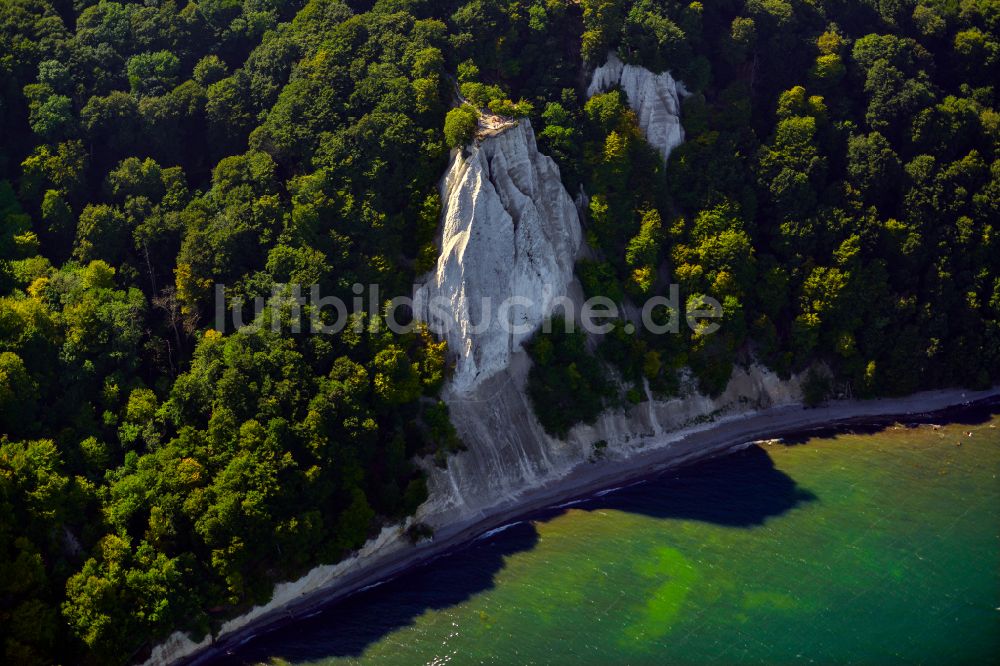 Luftaufnahme Lohme - Felsen- Küsten- Landschaft an der Steilküste - Kreidefelsen Königstuhl - in Lohme im Bundesland Mecklenburg-Vorpommern, Deutschland