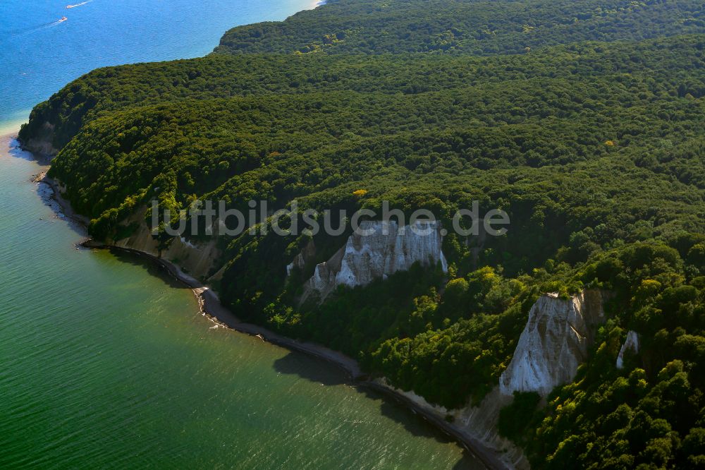 Lohme von oben - Felsen- Küsten- Landschaft an der Steilküste - Kreidefelsen Königstuhl - in Lohme im Bundesland Mecklenburg-Vorpommern, Deutschland