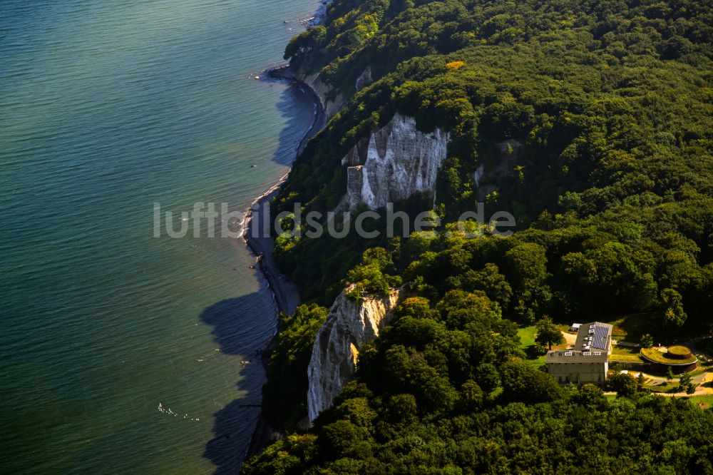 Lohme aus der Vogelperspektive: Felsen- Küsten- Landschaft an der Steilküste - Kreidefelsen Königstuhl - in Lohme im Bundesland Mecklenburg-Vorpommern, Deutschland