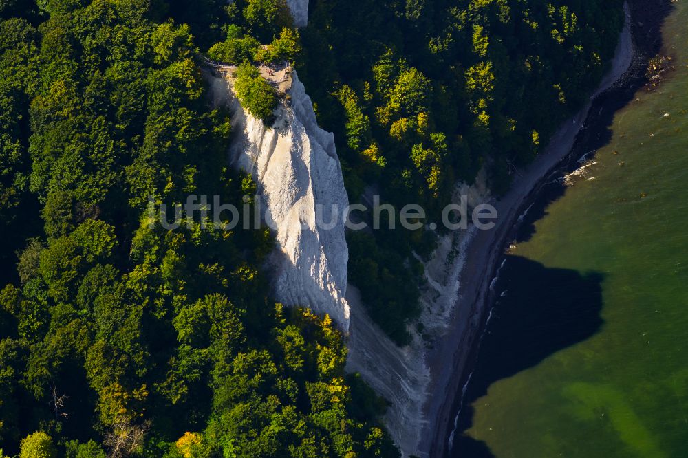 Luftaufnahme Lohme - Felsen- Küsten- Landschaft an der Steilküste - Kreidefelsen Königstuhl - in Lohme im Bundesland Mecklenburg-Vorpommern, Deutschland