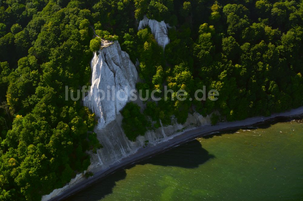 Lohme von oben - Felsen- Küsten- Landschaft an der Steilküste - Kreidefelsen Königstuhl - in Lohme im Bundesland Mecklenburg-Vorpommern, Deutschland